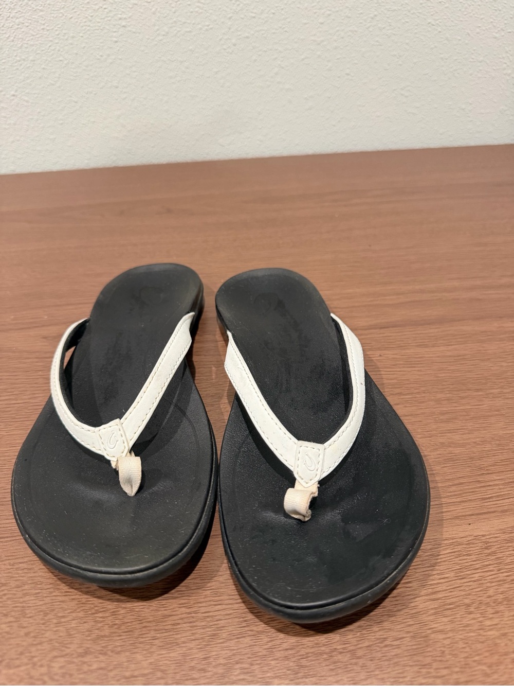 OluKai Ho‘opio Women’s Size 8 Black White Comfort Flip Flop Sandals